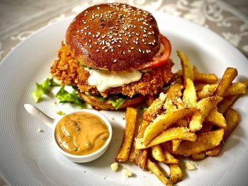 Burger crispy cu ceddar, si cartofi prajiti cu usturoi si parmezan
