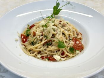 Paste aglio olio e  peperoncini, parmezan