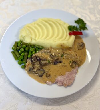 Escalop din cotlet de porc cu sos de ciuperci, cartofi piure si mazare cu pastai