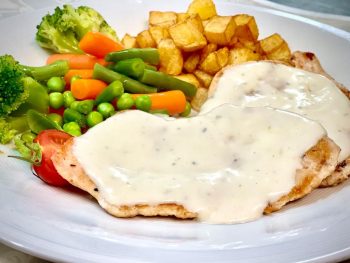 Piept de pui la gratar, cartofi rustico, legume cu unt si sos gorgonzola