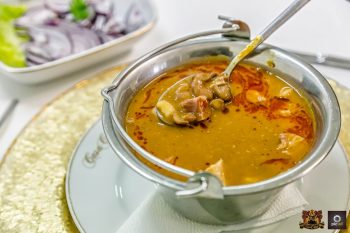 Babgulyas cu salata de ceapa rosie