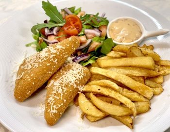 Cascaval pane, cartofi prajiti cu parmezan, sos dulceata de ardei iute si salata mixta