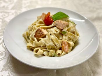 Fettucine cu somon, dovlecel si sos de rosii cherry cu pesto verde