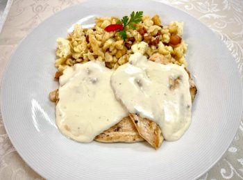 Piept de pui la gratar cu sos de cascaval, galuste cu jumari la tigaie