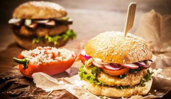 Burger de vita cu cedar, bacon, ceapa rosie  caramelizata si cartofi cu parmezan si usturoi